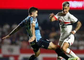 Villasanti, do Grêmio, e Ferreira, do São Paulo, disputam posse de bola em partida válida pelo Brasileirão