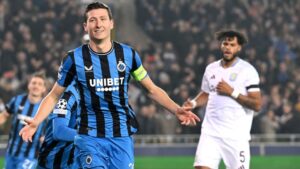 Hans Vanaken, do Club Brugge, comemora após converter o pênalti contra o Aston Villa, em partida válida pela Champions League