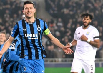 Hans Vanaken, do Club Brugge, comemora após converter o pênalti contra o Aston Villa, em partida válida pela Champions League