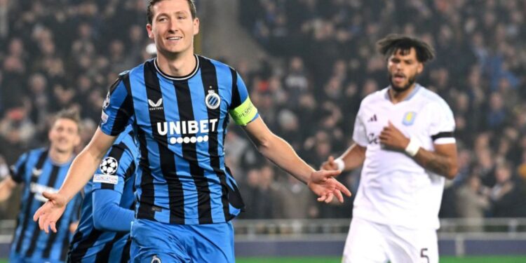 Hans Vanaken, do Club Brugge, comemora após converter o pênalti contra o Aston Villa, em partida válida pela Champions League
