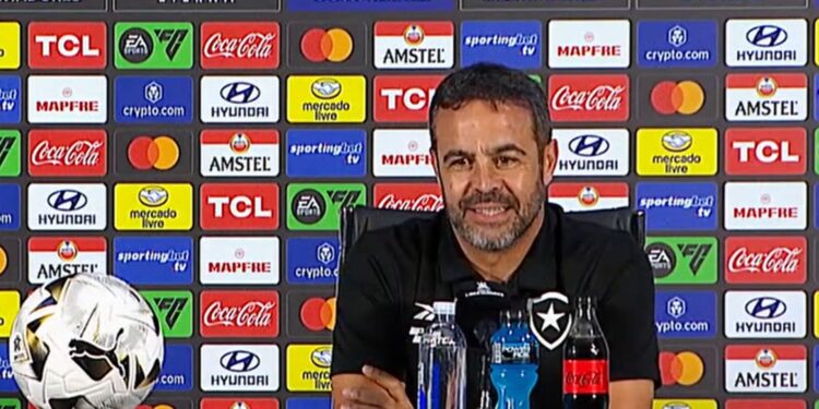 Artur Jorge, técnico do Botafogo, durante coletiva de imprensa antes da final da LIbertadores