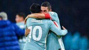 Koke e ÁngelCorrea, do Atlético de Madrid, se abraçam e comemoram a vitória sobre o PSG pela Champions League