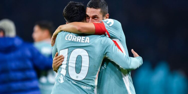 Koke e ÁngelCorrea, do Atlético de Madrid, se abraçam e comemoram a vitória sobre o PSG pela Champions League