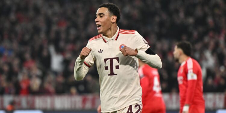 Jamal Musiala, do Bayern de Munique, comemora o gol marcado contra o Benfica, em partida válida pela Champions League