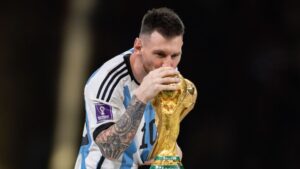 Lionel Messi beija a taça da Copa do Mundo após a Argentina vencer a França, em 2022