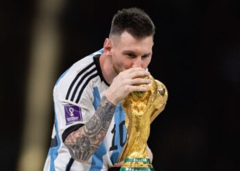 Lionel Messi beija a taça da Copa do Mundo após a Argentina vencer a França, em 2022
