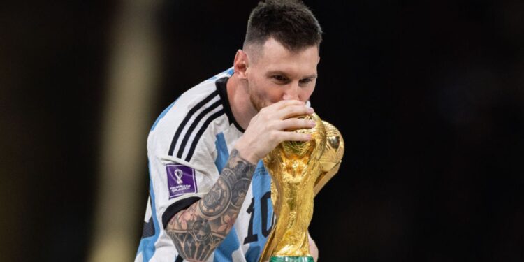 Lionel Messi beija a taça da Copa do Mundo após a Argentina vencer a França, em 2022