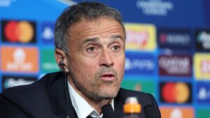 Luis Enrique, treinador do PSG, concede entrevista coletiva depois da derrota para o Atlético de Madrid