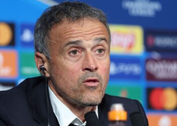 Luis Enrique, treinador do PSG, concede entrevista coletiva depois da derrota para o Atlético de Madrid