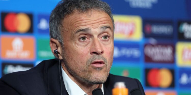 Luis Enrique, treinador do PSG, concede entrevista coletiva depois da derrota para o Atlético de Madrid