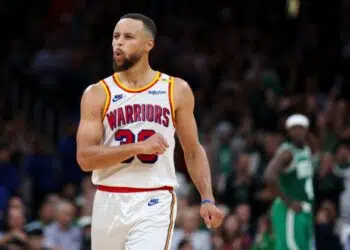 Stephen Curry, do Golden State Warriors, comemora a vitória contra o Boston Celtics