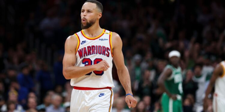 Stephen Curry, do Golden State Warriors, comemora a vitória contra o Boston Celtics