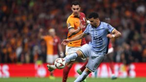 Solanke, do Tottenham, e Ayhan, do Galatasaray, disputam a posse de bola durante partida válida pela Liga Europa