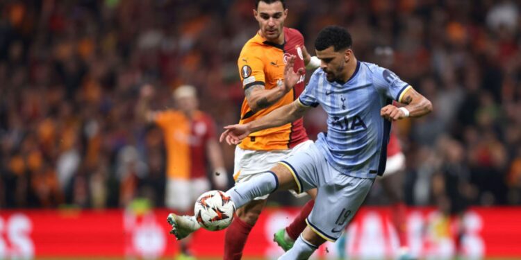 Solanke, do Tottenham, e Ayhan, do Galatasaray, disputam a posse de bola durante partida válida pela Liga Europa