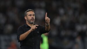 Artur Jorge, técnico do Botafogo, orienta seus atletas durante partida contra o Vasco da Gama
