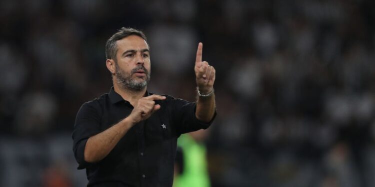Artur Jorge, técnico do Botafogo, orienta seus atletas durante partida contra o Vasco da Gama