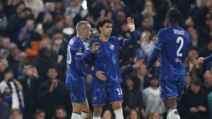 João Felix abraça companheiros após marcar o sexto gol do Chelsea contra o Noah