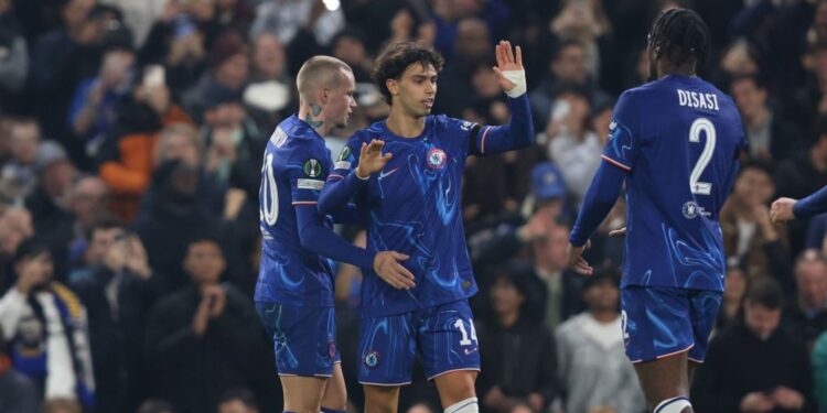João Felix abraça companheiros após marcar o sexto gol do Chelsea contra o Noah