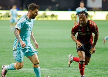 Lionel Messi, do Inter Miami, carrega a bola enquanto Ajani Fortune o marca