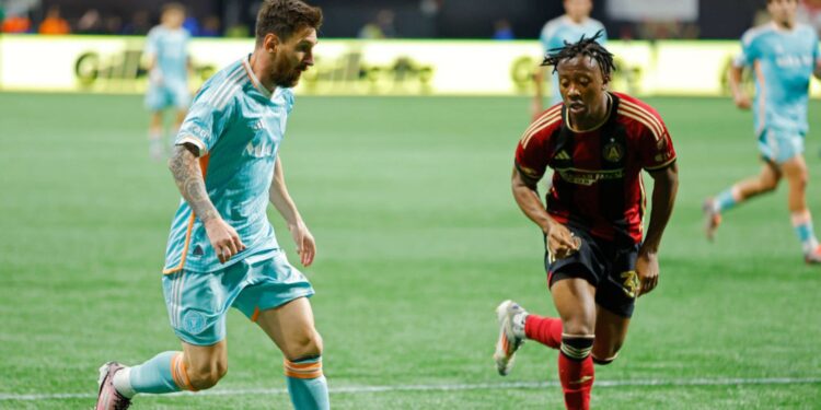 Lionel Messi, do Inter Miami, carrega a bola enquanto Ajani Fortune o marca