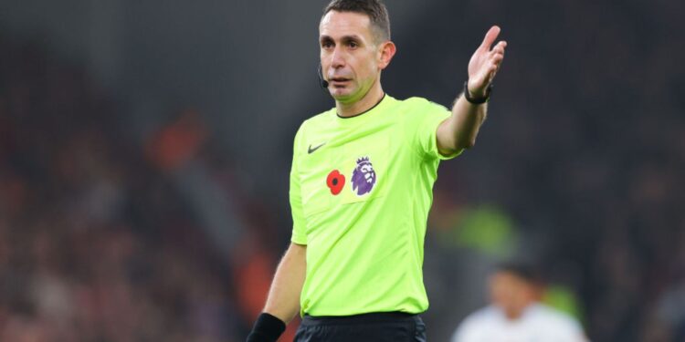David Coote, árbitro da Premier League suspenso, durante partida entre Liverpool e Aston Villa