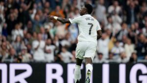 Vini Jr., do Real Madrid, comemora seu terceiro gol marcado contra o Osasuna, em partida válida por La Liga