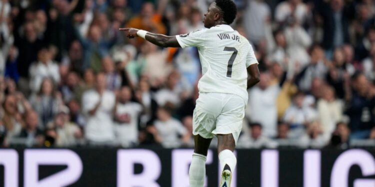Vini Jr., do Real Madrid, comemora seu terceiro gol marcado contra o Osasuna, em partida válida por La Liga