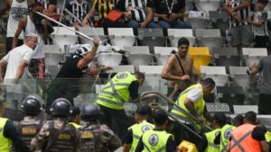 Torcedores e policiais entram em conflito durante final da Copa do Brasil