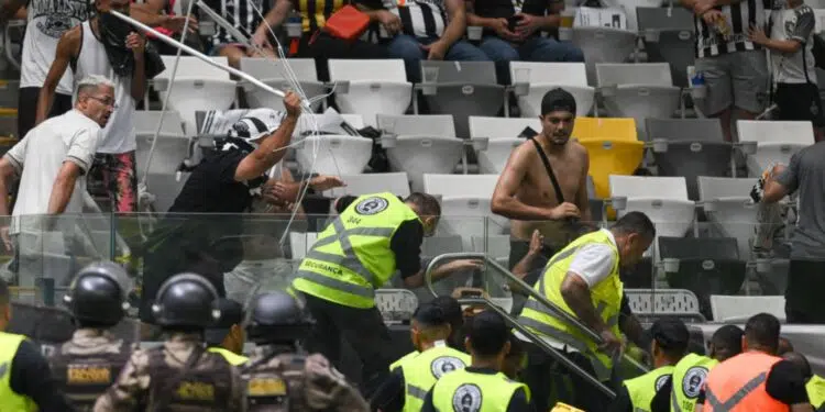 Torcedores e policiais entram em conflito durante final da Copa do Brasil