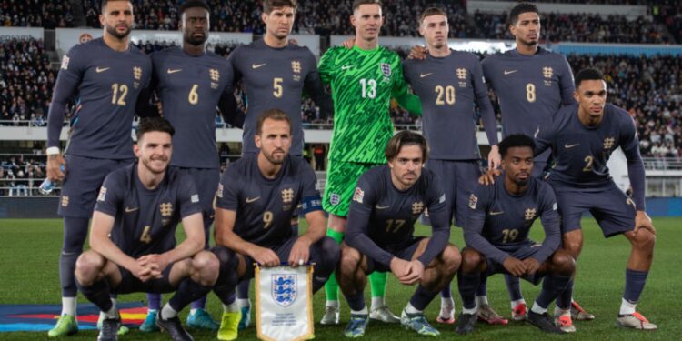 Time da Inglaterra posa para foto antes de partida contra a Finlândia, válida pela Liga das Nações
