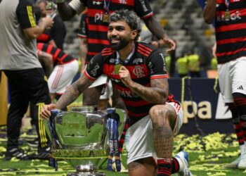 Gabigol, do Flamengo, posa com a taça da Copa do Brasil após o clube vencer o Atlético-MG na final
