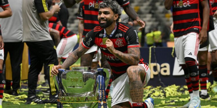Gabigol, do Flamengo, posa com a taça da Copa do Brasil após o clube vencer o Atlético-MG na final