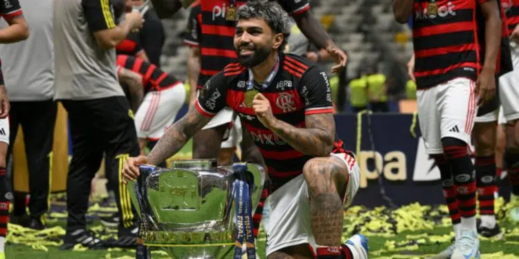 Gabigol, do Flamengo, posa com a taça da Copa do Brasil após o clube vencer o Atlético-MG na final