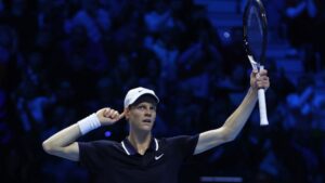 Jannik Sinner comemora após vencer Taylor Fritz pelo ATP Finals