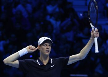 Jannik Sinner comemora após vencer Taylor Fritz pelo ATP Finals