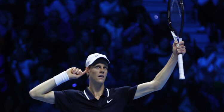 Jannik Sinner comemora após vencer Taylor Fritz pelo ATP Finals