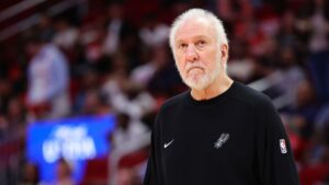 Gregg Popovich, do San Antonio Spurs, durante partida contra o Houston Rockets
