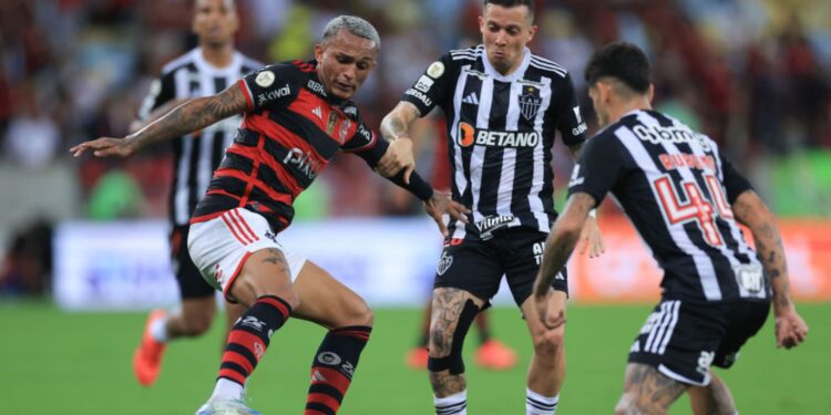 Wesley, do Flamengo, e Bernard, do Atlético-MG, disputam a posse de bola durante partida válida pelo Brasileirão