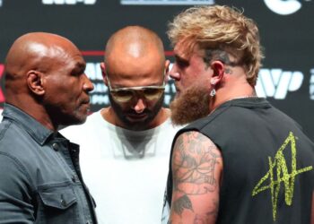 Jake Paul e Mike Tyson se encaram durante entrevista coletiva pré-evento