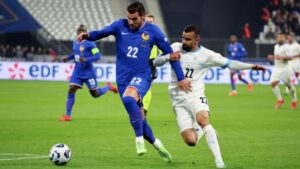 Theo Hernandez, da França, e Mahmoud Jaber, de Israel, disputam a posse de bola em partida válida pela Liga das Nações