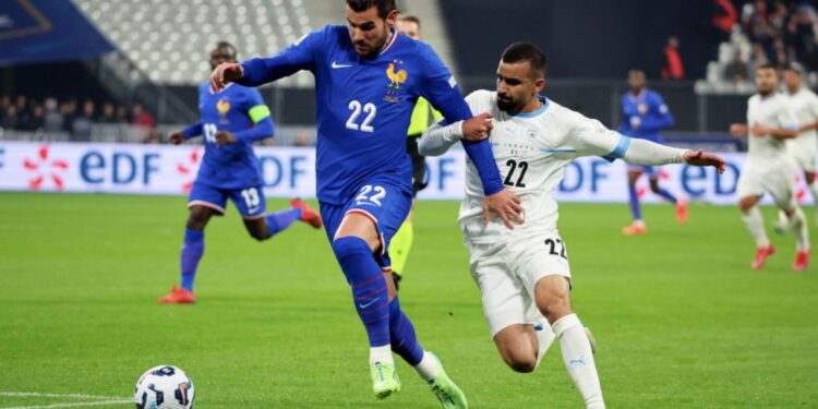 Theo Hernandez, da França, e Mahmoud Jaber, de Israel, disputam a posse de bola em partida válida pela Liga das Nações