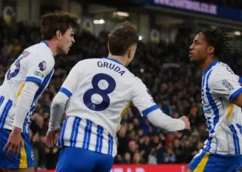 Brighton vira sobre Manchester City