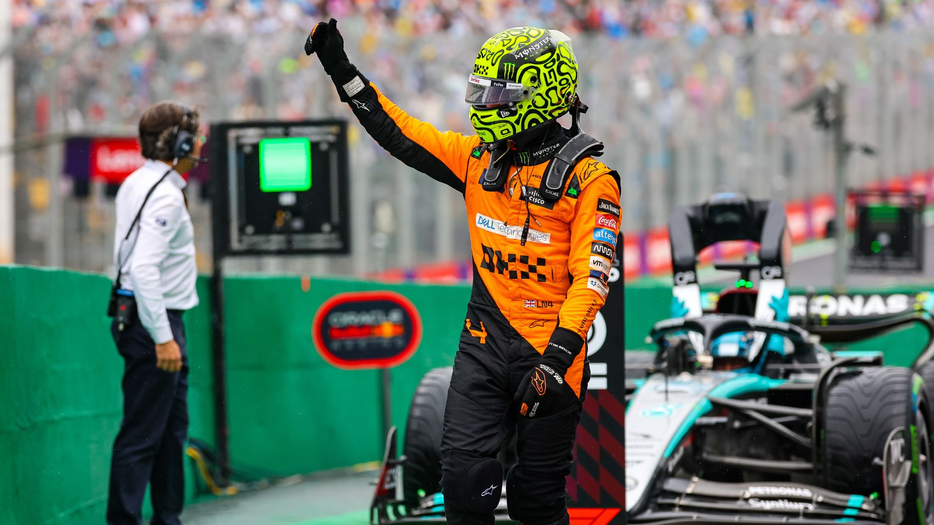 Lando Norris saudando torcida após conquistar pole no GP de São Paulo