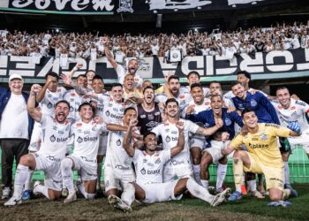 Jogadores do Santos comemorando o acesso à Série A, no Couto Pereira