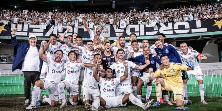 Jogadores do Santos comemorando o acesso à Série A, no Couto Pereira