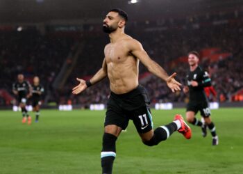 Salah comemorando terceiro gol e vitória do Liverpool contra o Southampton