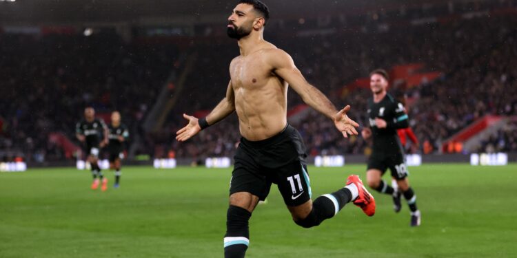 Salah comemorando terceiro gol e vitória do Liverpool contra o Southampton