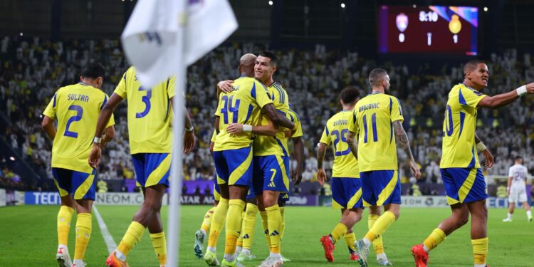 Cristiano Ronaldo e Anderson Talisca comemorando gol em Al-Nassr x Al-Ain