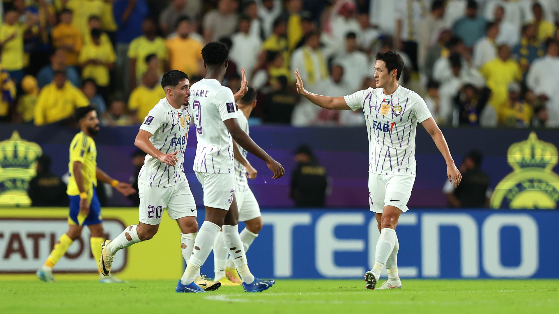 Jogadores do Al-Ain comemorando gol contra o Al-Nassr 