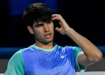 Carlos Alcaraz em momento de descaso, na primeira rodada do ATP Finals
